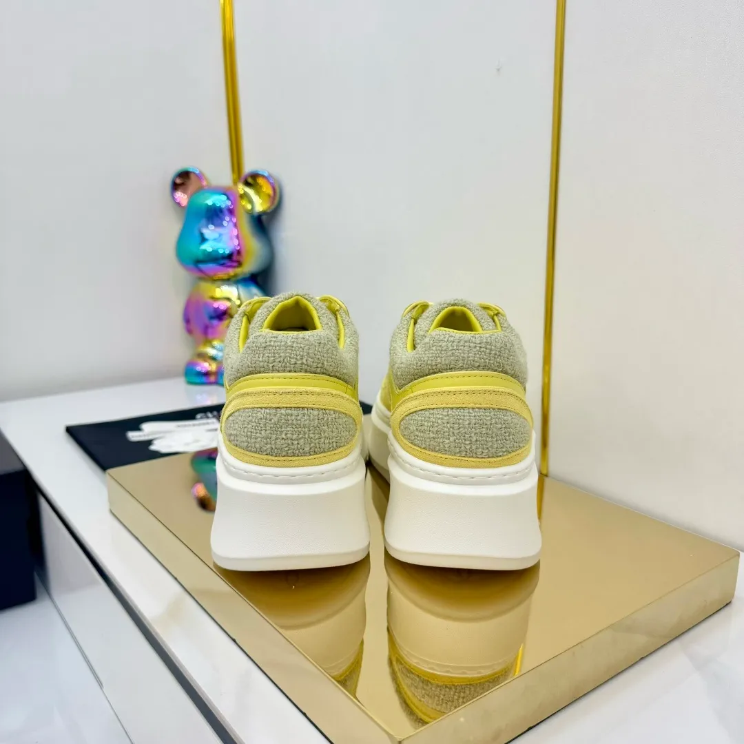👟👟Ex-factory price 680👟👟 Upgraded version, upgraded version, upgraded version! No rebuttal accepted! ! ! ! Chanel Chanel panda shoes! 2025 counter's top casual sports shoes. This classic design; the upper is electro-embroidered with a variety of techniques; the outsole is fashionable and sporty; the unusual inclusion of a variety of color matching elements... The diversified mix and match is very good-looking and versatile, and can be used for leisure, fashion, sports, and outdoor... ꫛꫀꪝ Go➫ Materials: ❶Upper made of: original imported first-layer silk cowhide + original waterproof cloth + original first-layer cowhide ❷Inner lining: Original Yangli+Net ❸Outsole based on: Original TPU combination outsole Counter boutique packaging complete set for women 35–41 👉 👉 👉 👉 👉 👉 👉